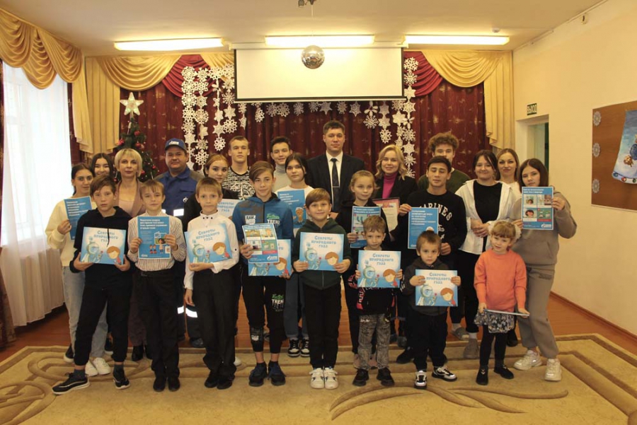 Саратовские газовики подарили воспитанникам центра сопровождения детей компьютерный класс