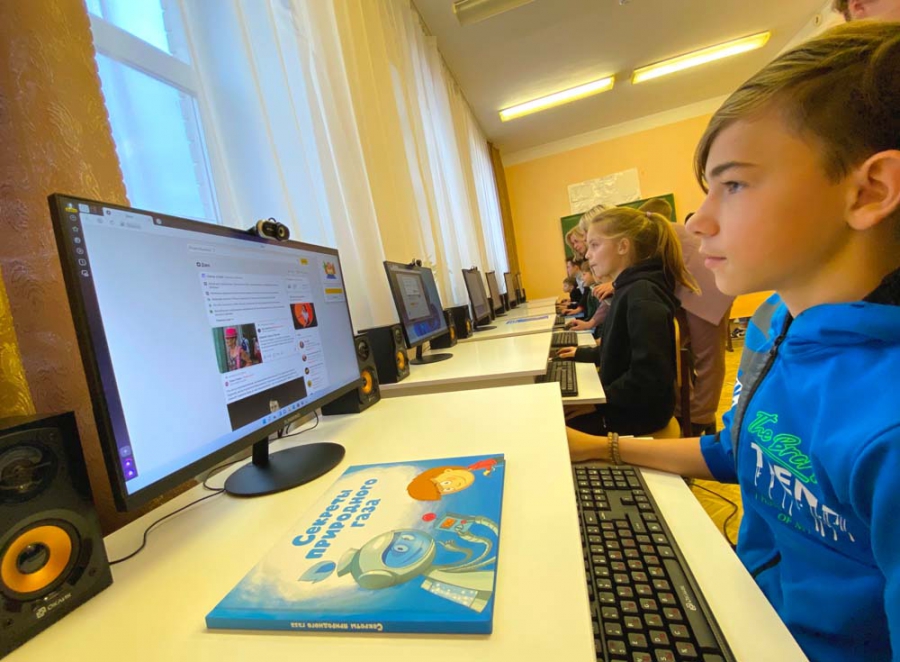 Саратовские газовики подарили воспитанникам центра сопровождения детей компьютерный класс