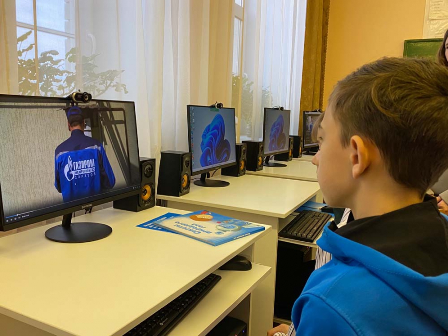 Саратовские газовики подарили воспитанникам центра сопровождения детей компьютерный класс