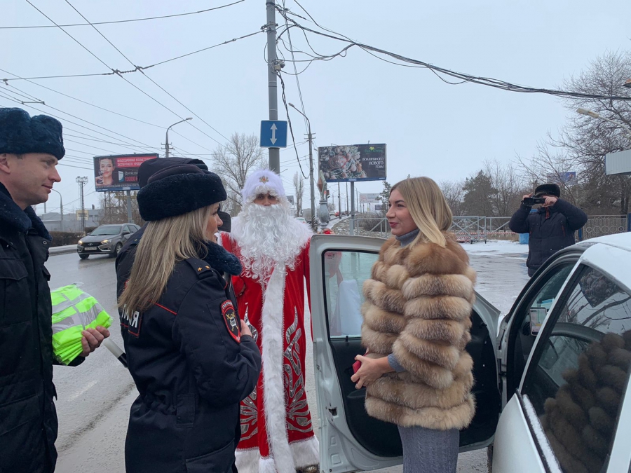 В Саратове и Энгельсе полицейский Дед Мороз поздравил водителей с праздниками