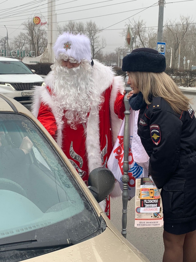 В Саратове и Энгельсе полицейский Дед Мороз поздравил водителей с праздниками