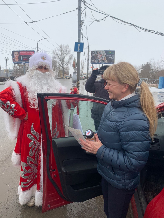 В Саратове и Энгельсе полицейский Дед Мороз поздравил водителей с праздниками