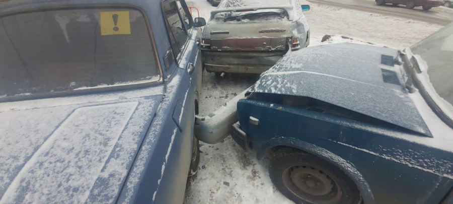 В Саратове участник массового ДТП сбил женщину на тротуаре