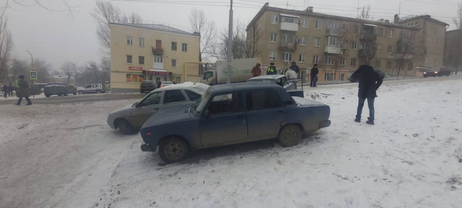 В Саратове участник массового ДТП сбил женщину на тротуаре