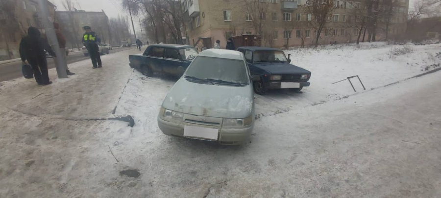 В Саратове участник массового ДТП сбил женщину на тротуаре