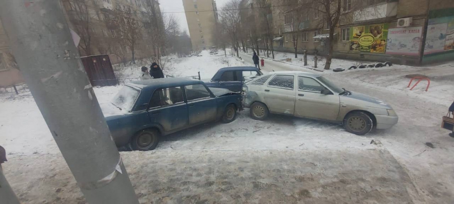 В Саратове участник массового ДТП сбил женщину на тротуаре