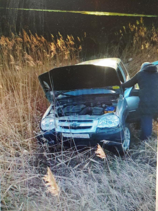 В Калининском районе машина угодила в кювет. Женщина в больнице