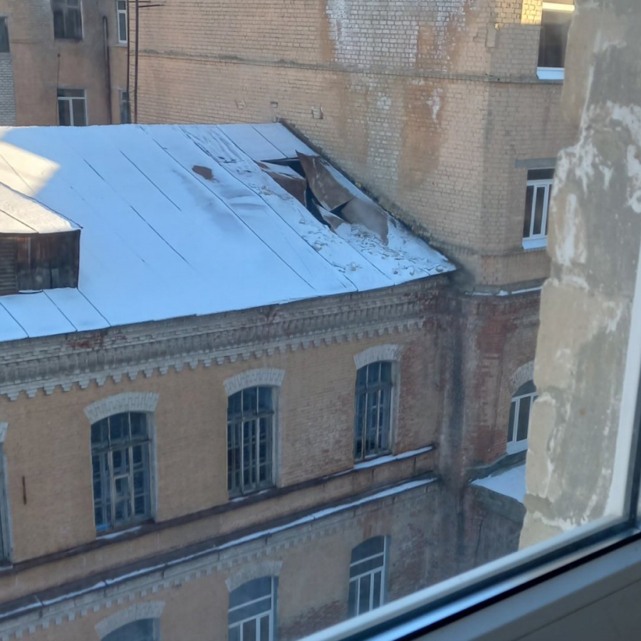 В Саратове пожаловались на дыру в крыше колледжа Яблочкова