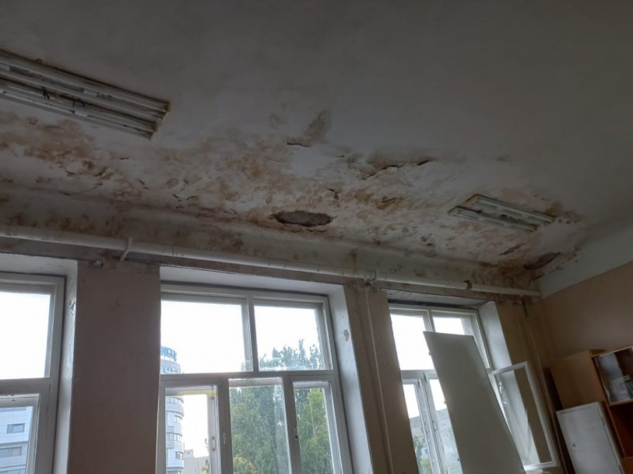 В Саратове пожаловались на дыру в крыше колледжа Яблочкова