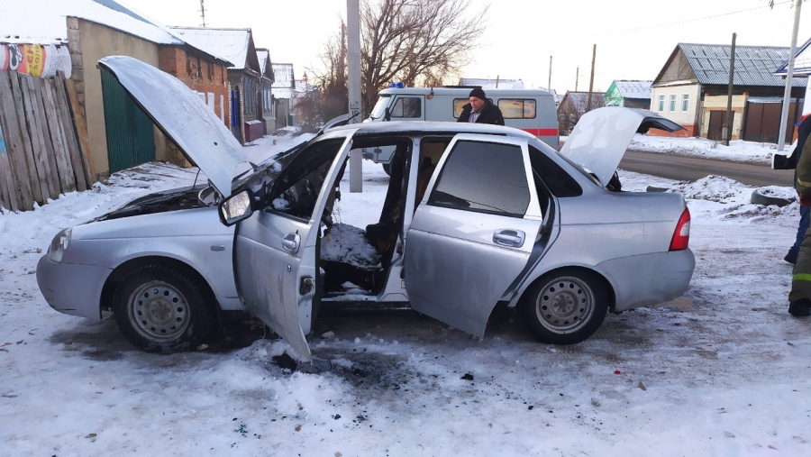 В Пугачеве сгорела оставленная с включенным мотором «Приора»