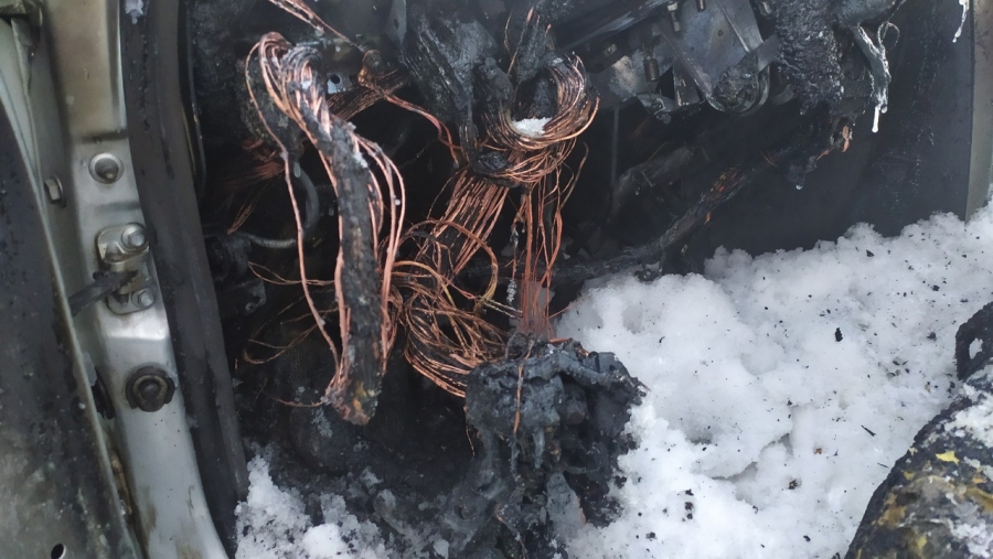 В Пугачеве сгорела оставленная с включенным мотором «Приора»