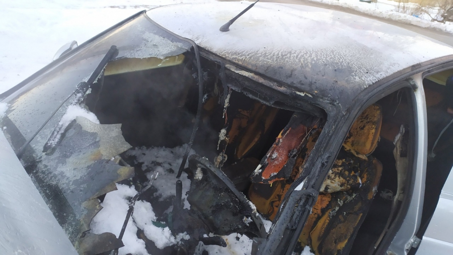 В Пугачеве сгорела оставленная с включенным мотором «Приора»