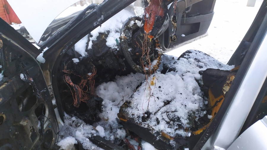 В Пугачеве сгорела оставленная с включенным мотором «Приора»