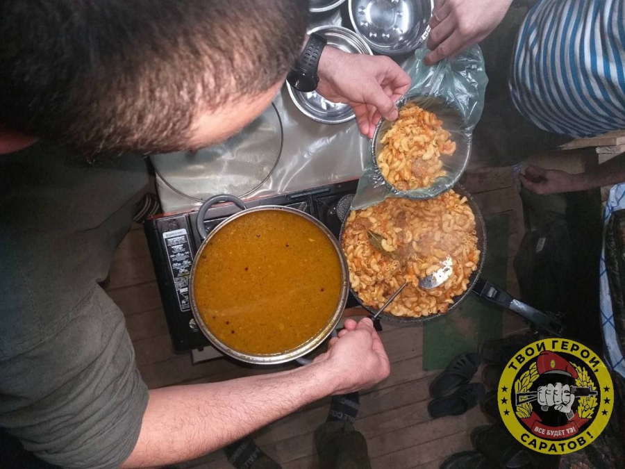 Саратовские бойцы осваиваются в новых дислокациях на фронте и делятся фотографиями обеда