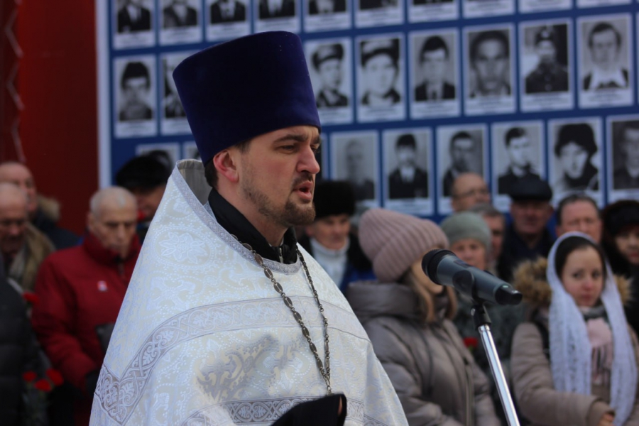 В Саратове сотни горожан почтили память воинов-интернационалистов