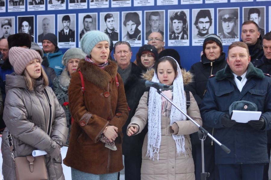 В Саратове сотни горожан почтили память воинов-интернационалистов