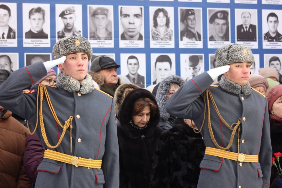 В Саратове сотни горожан почтили память воинов-интернационалистов