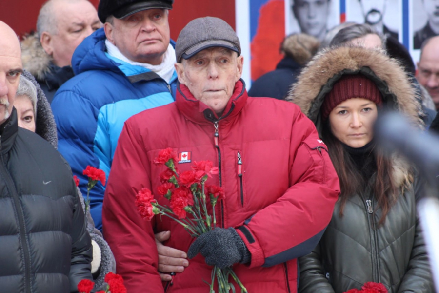 В Саратове сотни горожан почтили память воинов-интернационалистов