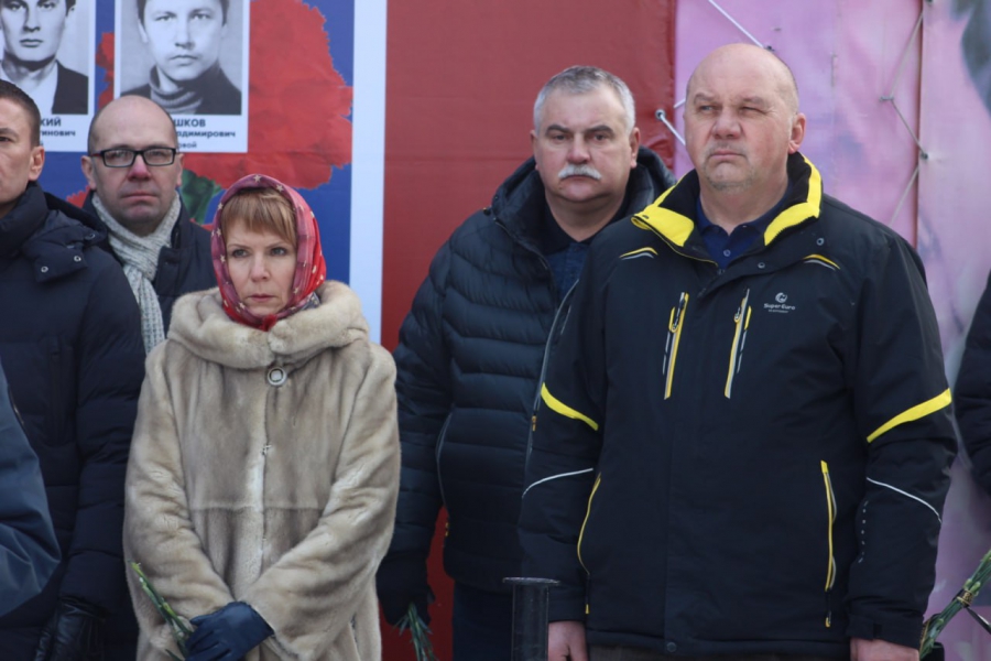 В Саратове сотни горожан почтили память воинов-интернационалистов