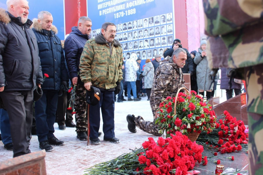 В Саратове сотни горожан почтили память воинов-интернационалистов