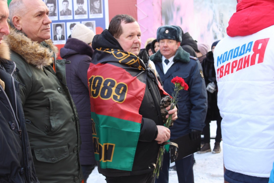 В Саратове сотни горожан почтили память воинов-интернационалистов