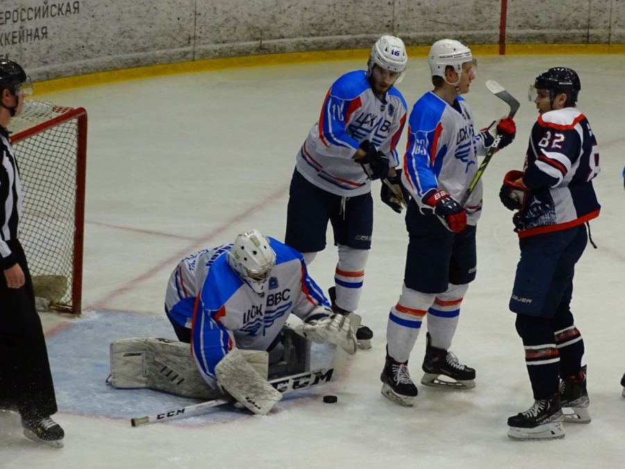 «Кристалл» пропустил десять шайб от соседей