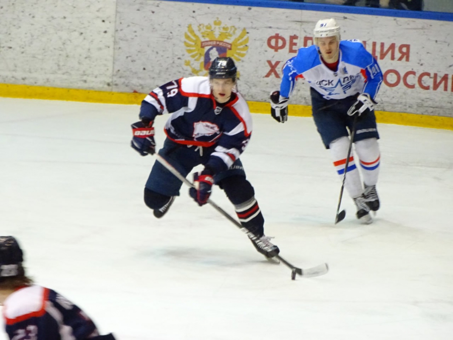 «Кристалл» пропустил десять шайб от соседей