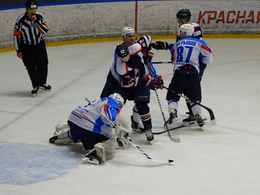 «Кристалл» пропустил десять шайб от соседей