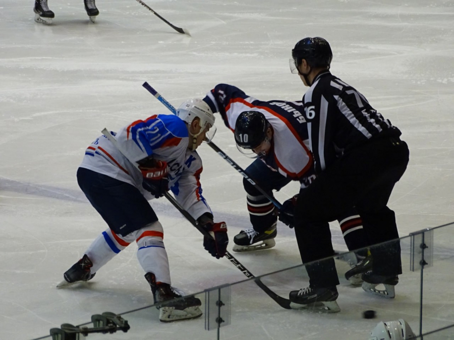 «Кристалл» пропустил десять шайб от соседей