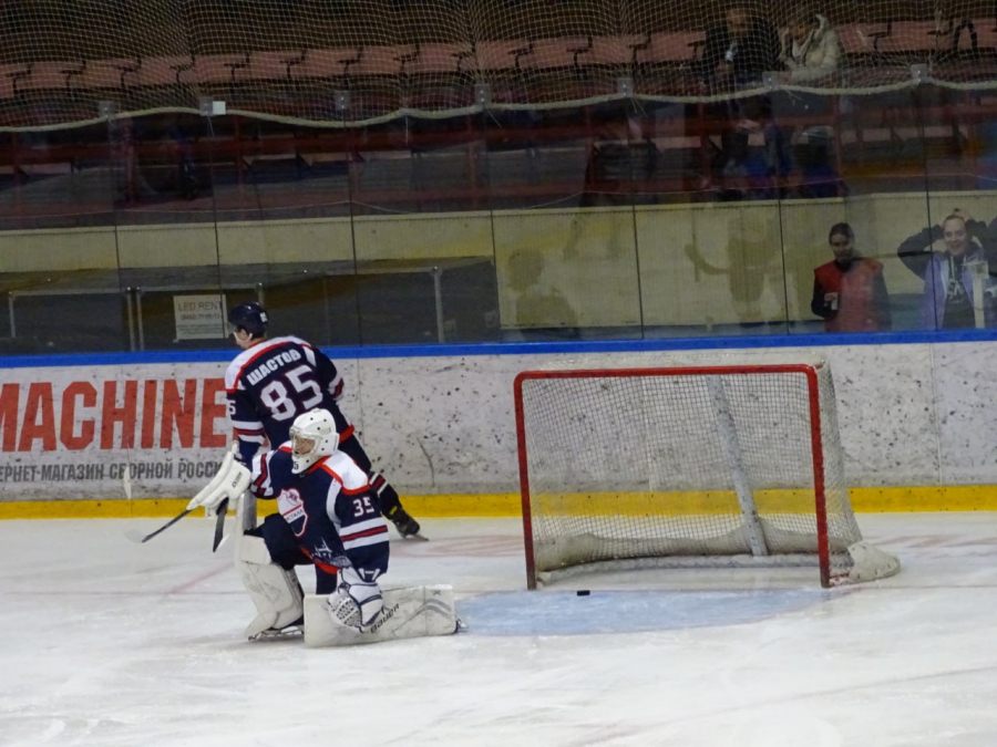 «Кристалл» пропустил десять шайб от соседей