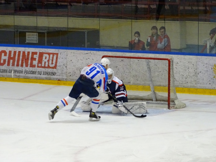 «Кристалл» пропустил десять шайб от соседей