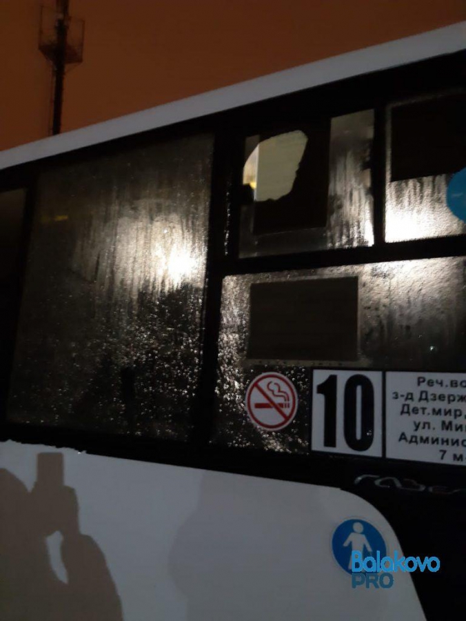 В Балакове из пневматики обстреляли автобус с пассажирами