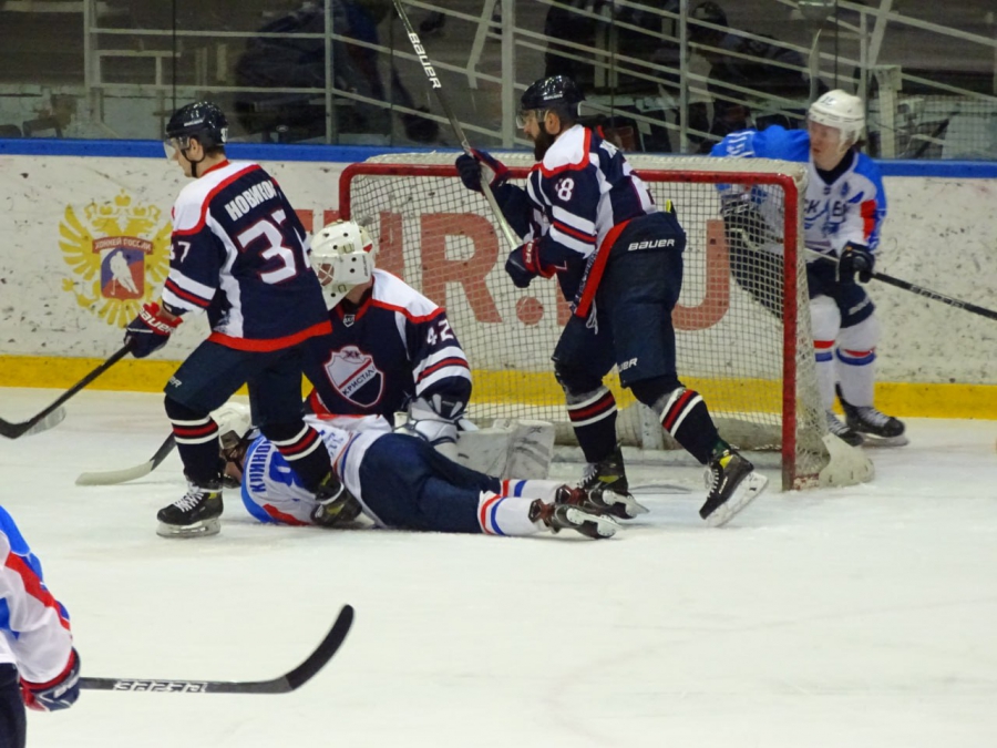 «Кристалл» в двух матчах проиграл лидеру первенства 3:21