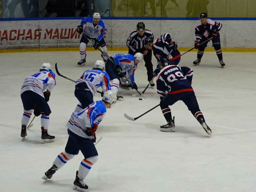 «Кристалл» в двух матчах проиграл лидеру первенства 3:21