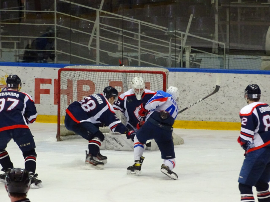 «Кристалл» в двух матчах проиграл лидеру первенства 3:21