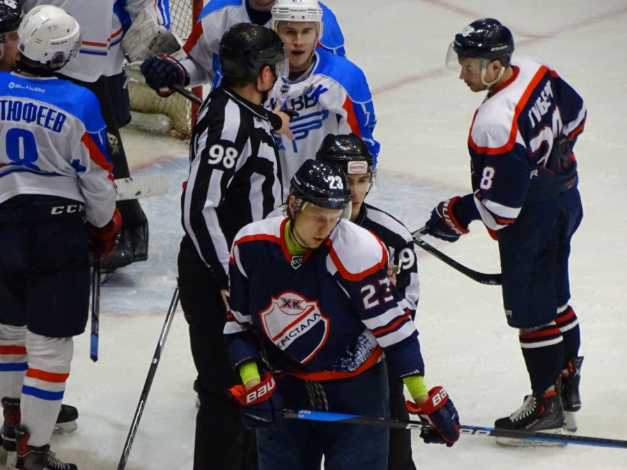 «Кристалл» в двух матчах проиграл лидеру первенства 3:21