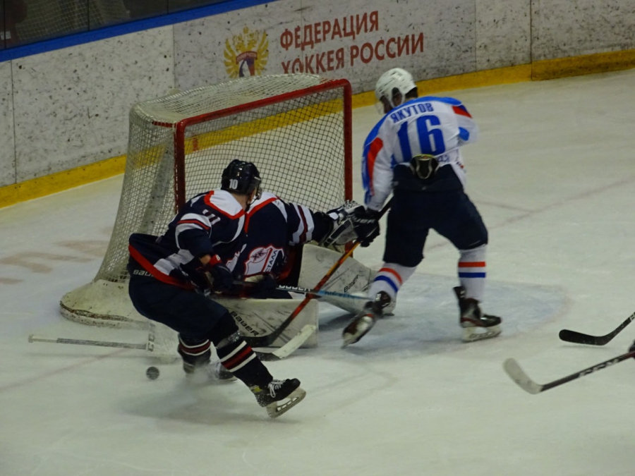 «Кристалл» в двух матчах проиграл лидеру первенства 3:21