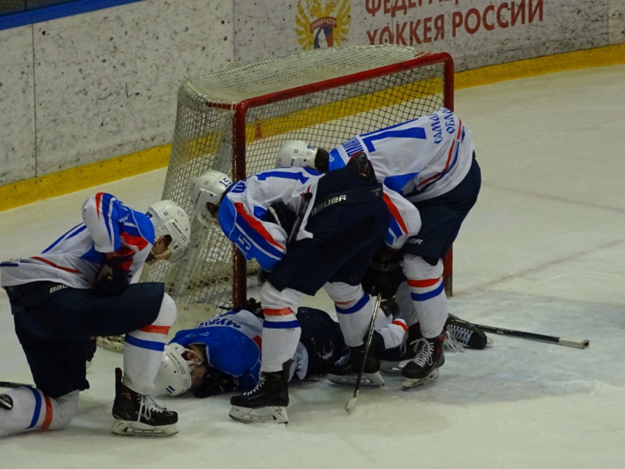 «Кристалл» в двух матчах проиграл лидеру первенства 3:21