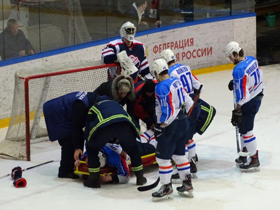 «Кристалл» в двух матчах проиграл лидеру первенства 3:21