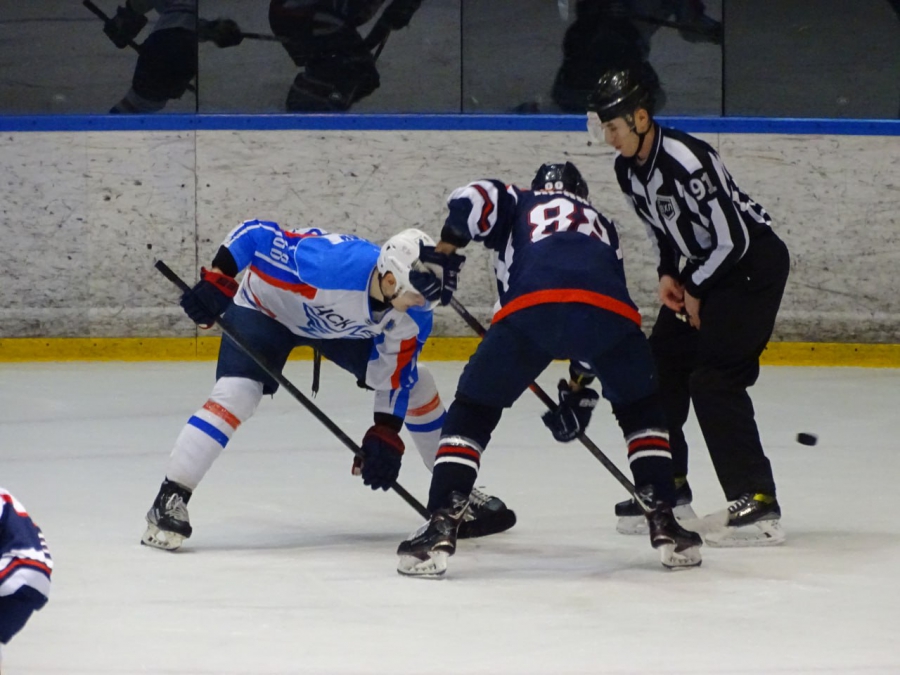 «Кристалл» не смог забить лидеру турнира ни одной шайбы