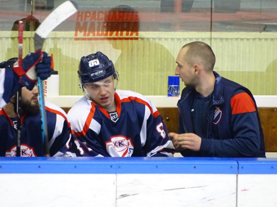 «Кристалл» не смог забить лидеру турнира ни одной шайбы