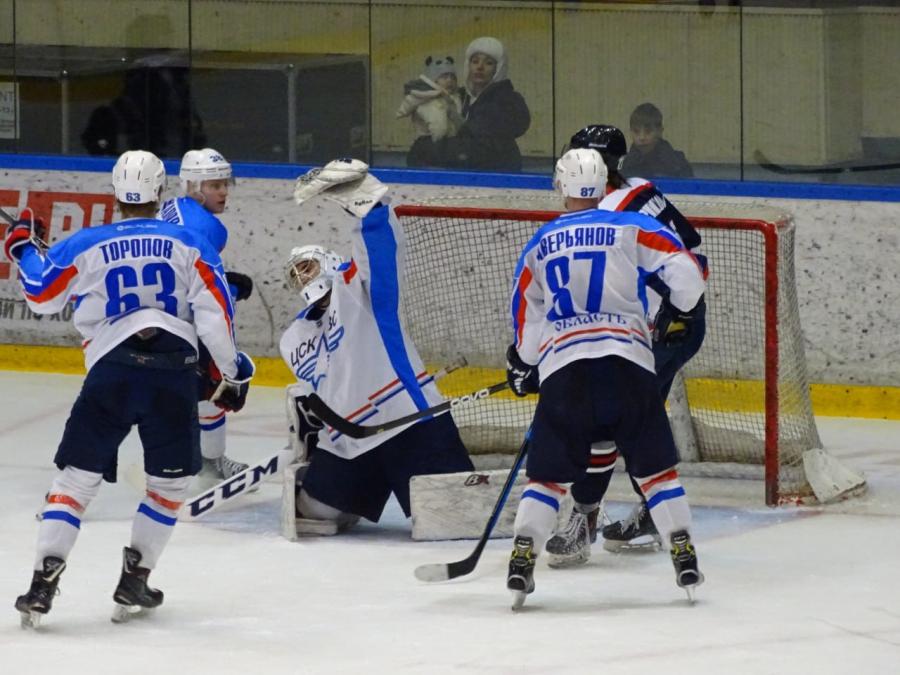 «Кристалл» не смог забить лидеру турнира ни одной шайбы