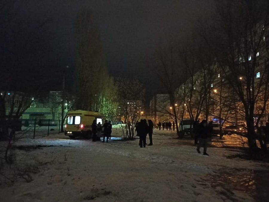 В Балакове 8-летний мальчик провалился в промоину у школы и погиб