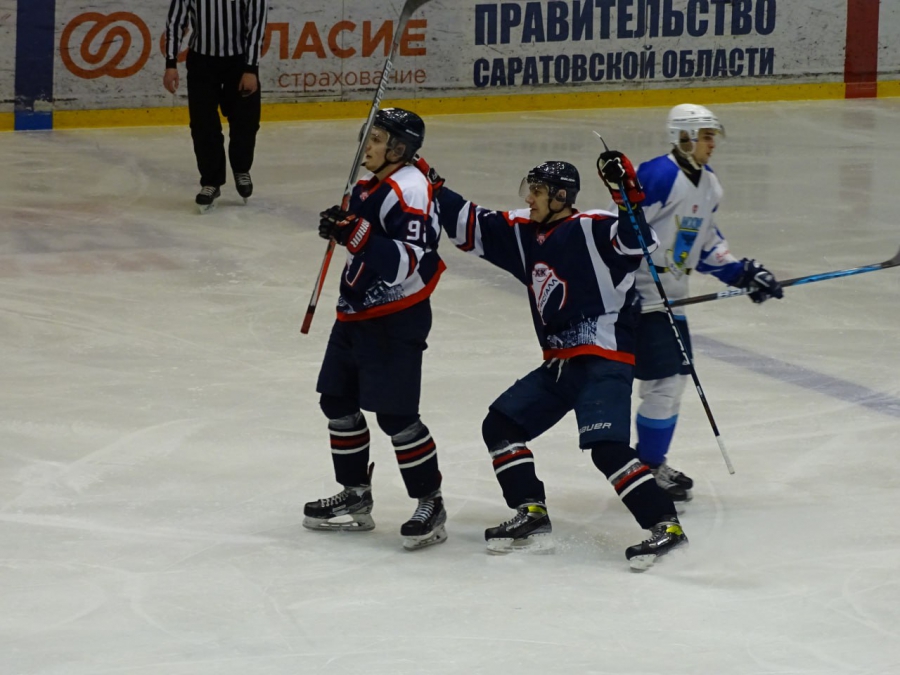 Саратовские хоккеисты забросили 13 шайб в домашнем матче