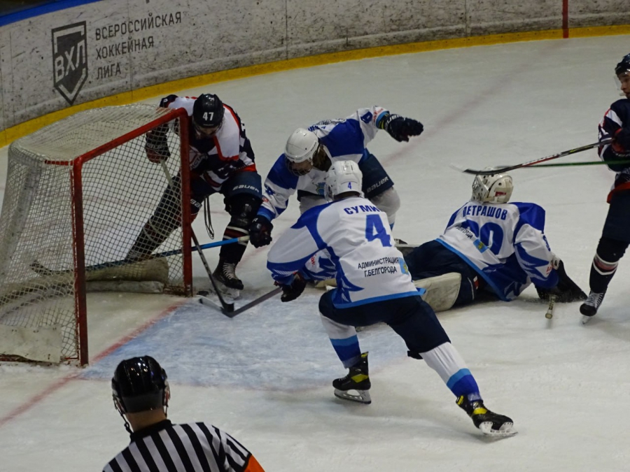 Саратовские хоккеисты забросили 13 шайб в домашнем матче