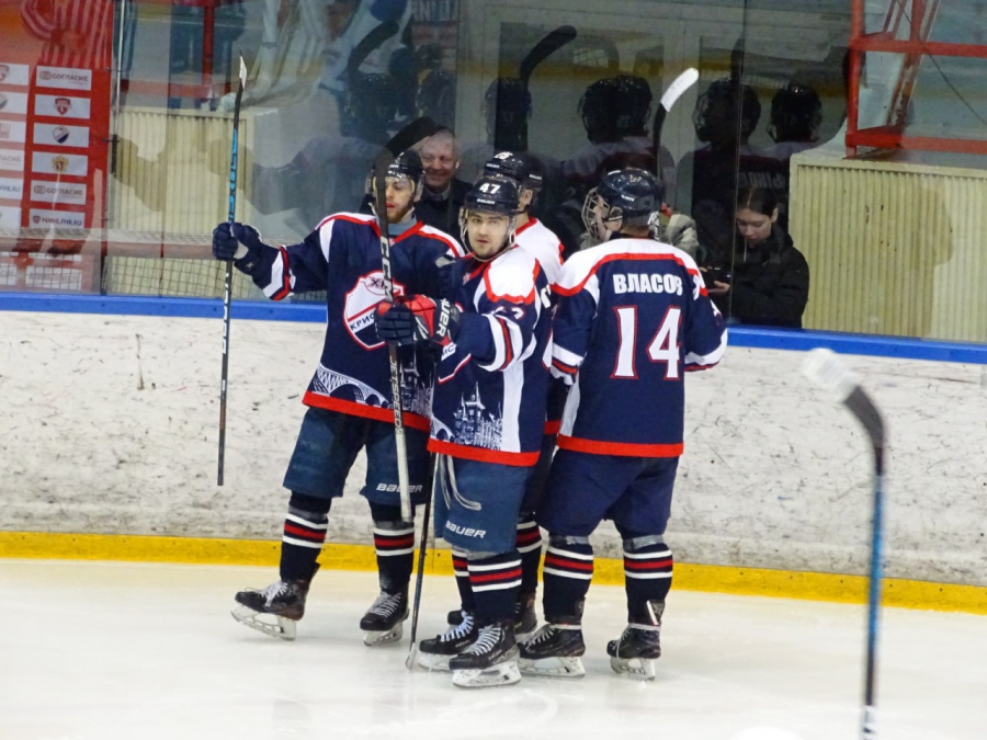 Саратовские хоккеисты забросили 13 шайб в домашнем матче