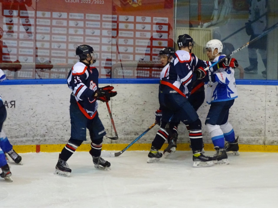 Саратовские хоккеисты забросили 13 шайб в домашнем матче