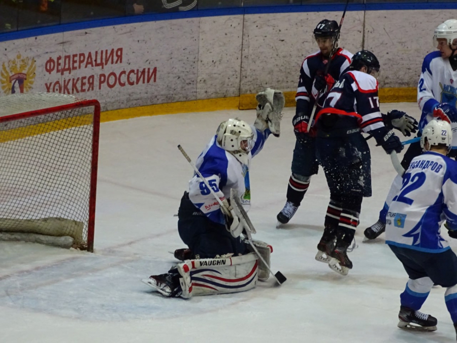 Саратовские хоккеисты забросили 13 шайб в домашнем матче