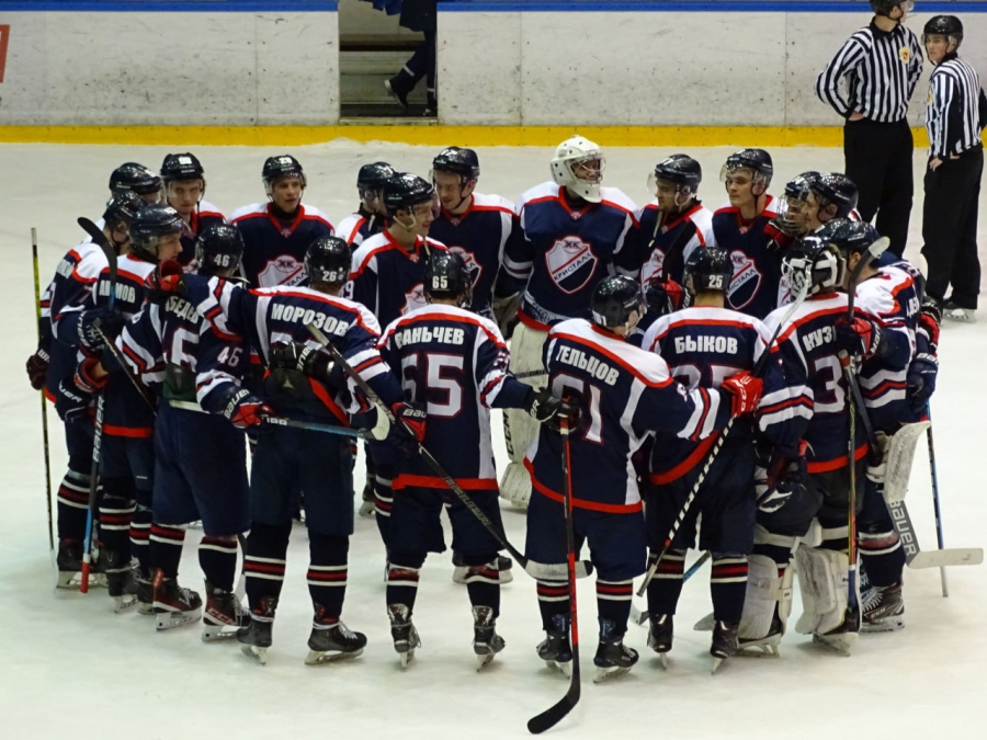 Саратовские хоккеисты забросили 13 шайб в домашнем матче