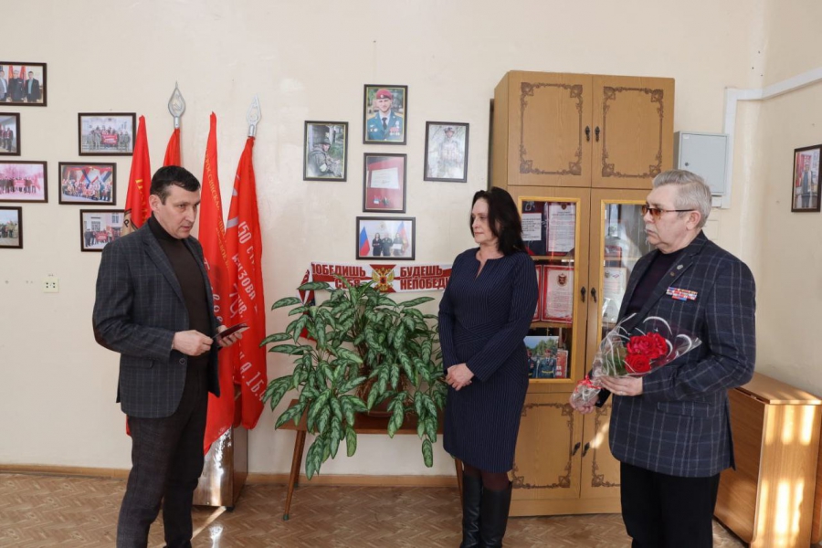 В Шиханах матери героя СВО Александра Потапова вручили знак «Семье погибшего защитника Отечества»